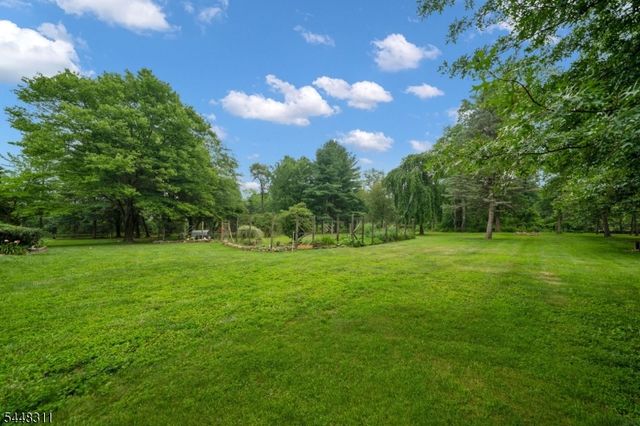 5 Fieldstone Dr, Clinton Twp., NJ 08833