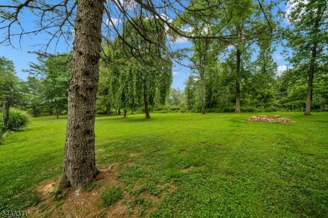 5 Fieldstone Dr, Clinton Twp., NJ 08833