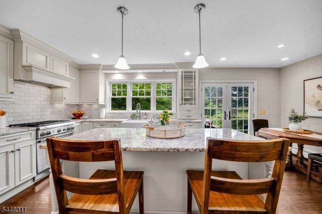 5 Fieldstone Dr, Clinton Twp., NJ 08833