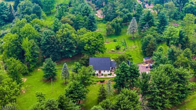 5 Fieldstone Dr, Clinton Twp., NJ 08833