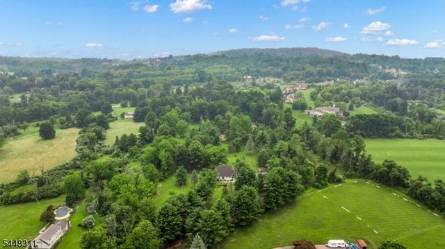 5 Fieldstone Dr, Clinton Twp., NJ 08833