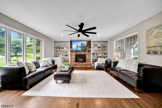 5 Fieldstone Dr, Clinton Twp., NJ 08833