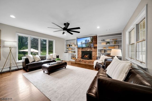 5 Fieldstone Dr, Clinton Twp., NJ 08833