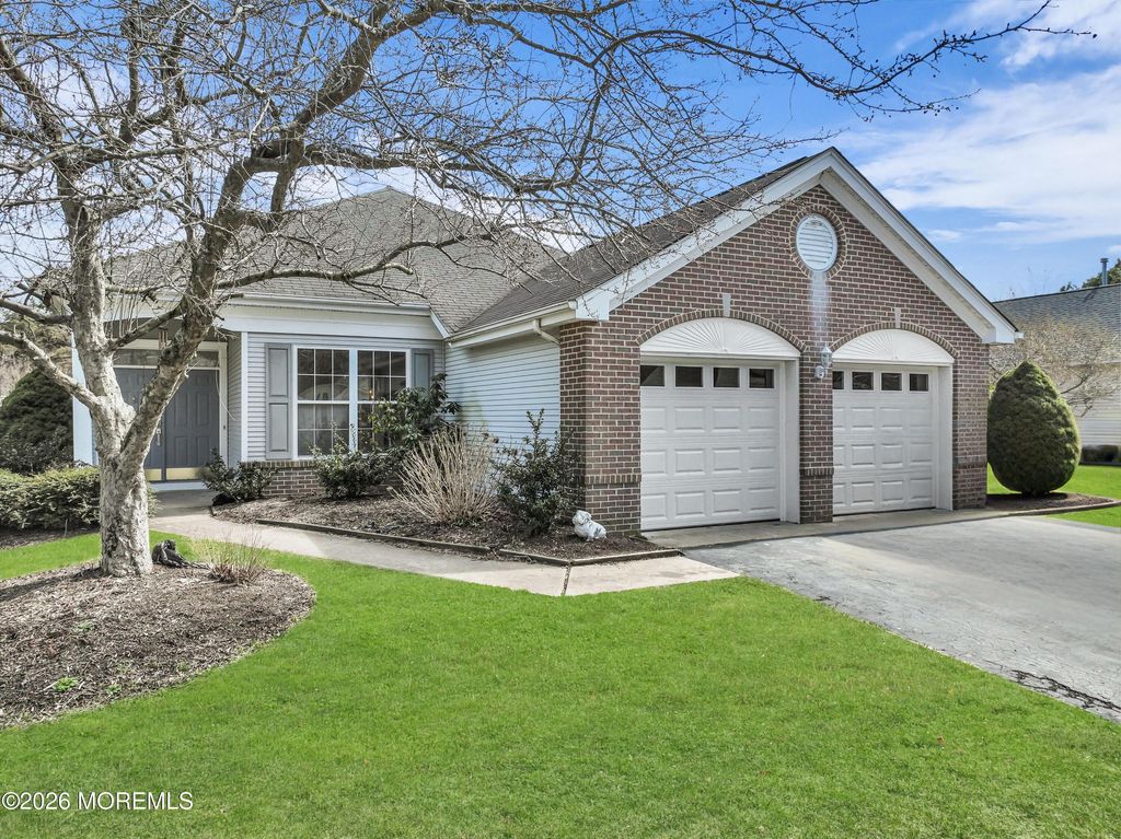 8 Bellflower Drive, Lakewood, NJ 08701