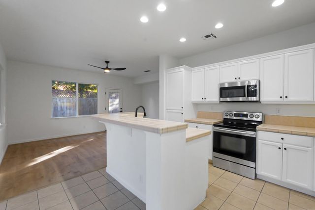 2352 Hidden Springs Ct, Turlock, CA 95382