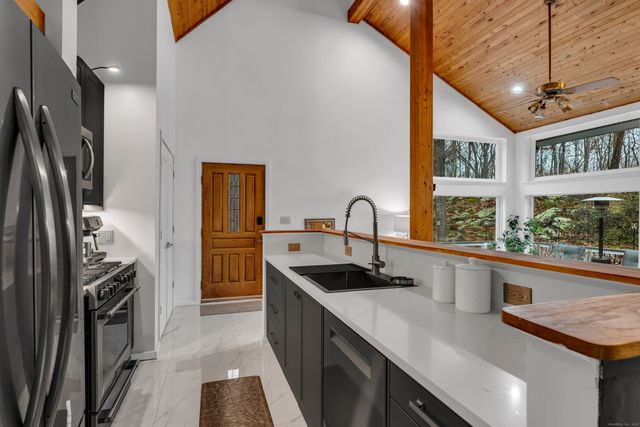 286 Weatherly Trail, Guilford, CT 06437