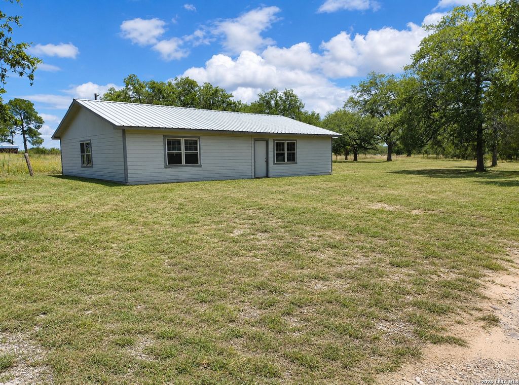 82 LANCE LN, Poteet, TX 78065