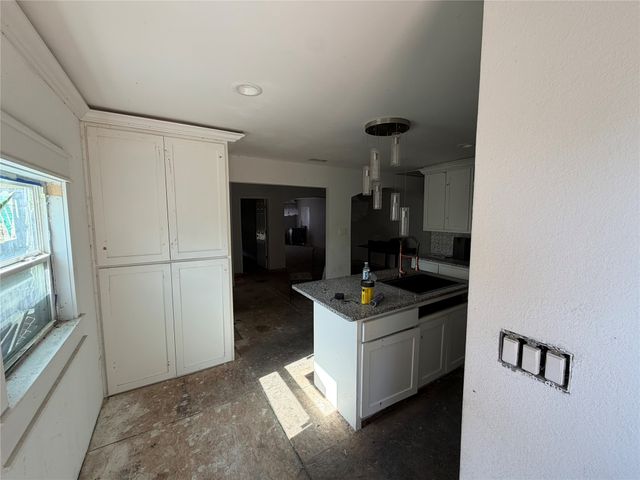 8222 Wes hodges Road, Dallas, TX 75217