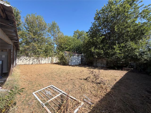 8222 Wes hodges Road, Dallas, TX 75217