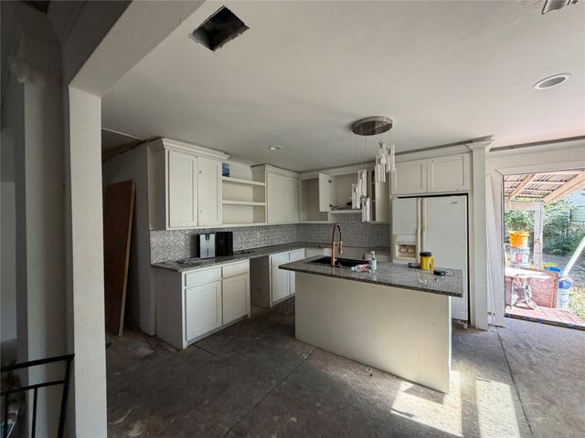 8222 Wes hodges Road, Dallas, TX 75217