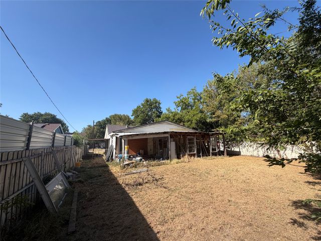 8222 Wes hodges Road, Dallas, TX 75217