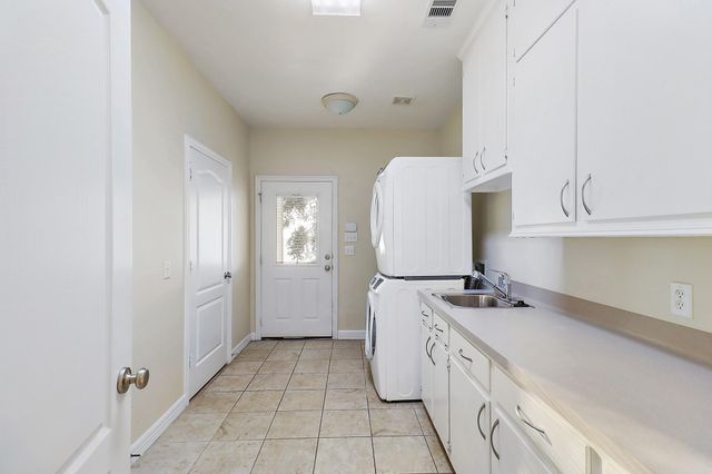 4521 W Bayshore Road A, Anahuac, TX 77514