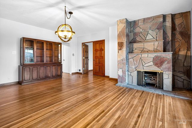 3322 N Mountain View Dr, Boise, ID 83704