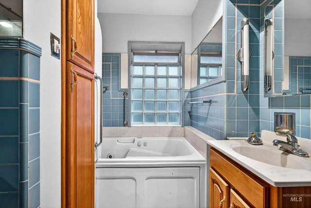 3322 N Mountain View Dr, Boise, ID 83704