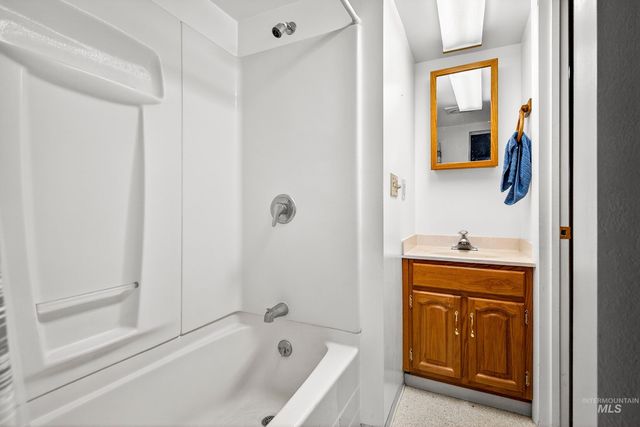 3322 N Mountain View Dr, Boise, ID 83704