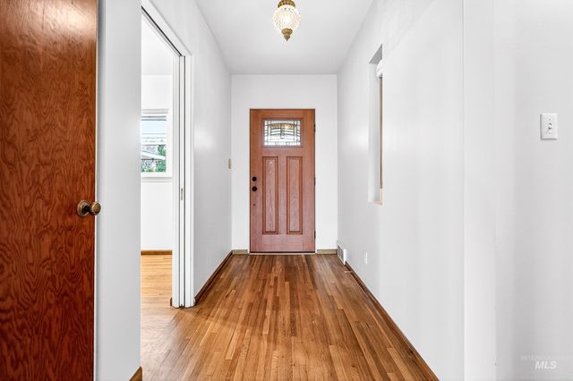 3322 N Mountain View Dr, Boise, ID 83704