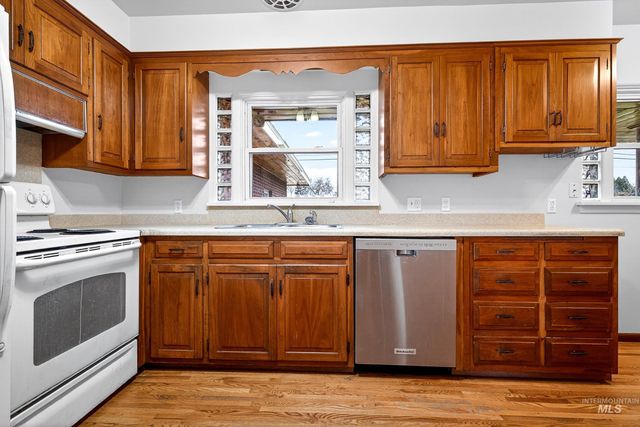 3322 N Mountain View Dr, Boise, ID 83704