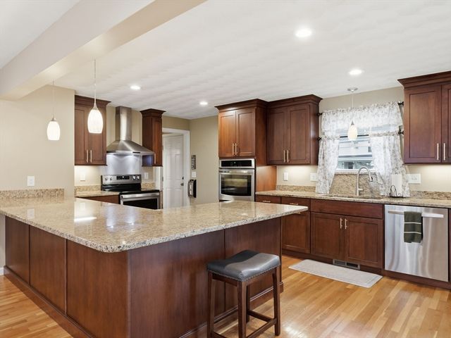 73 Pawtucket Dr, Lowell, MA 01854