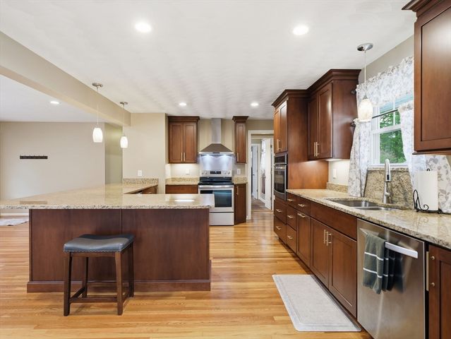 73 Pawtucket Dr, Lowell, MA 01854