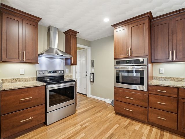 73 Pawtucket Dr, Lowell, MA 01854