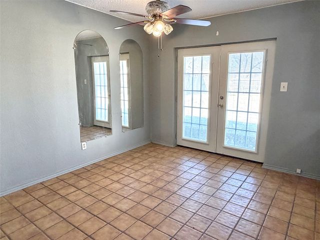 216 W Marshall Street, Palmer, TX 75152