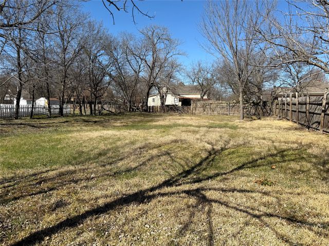 216 W Marshall Street, Palmer, TX 75152