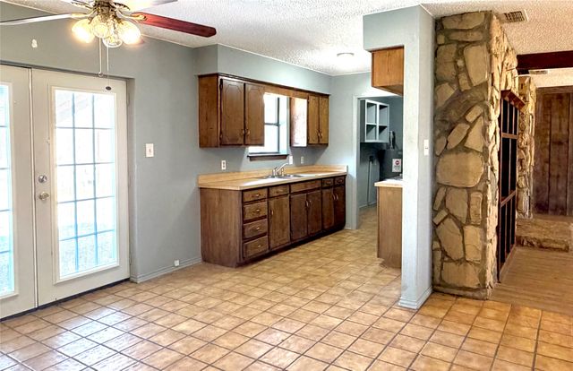 216 W Marshall Street, Palmer, TX 75152