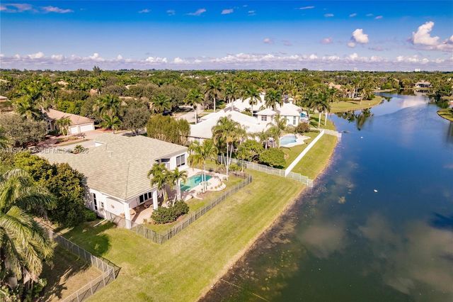 3250 W Stonebrook Cir, Davie, FL 33330