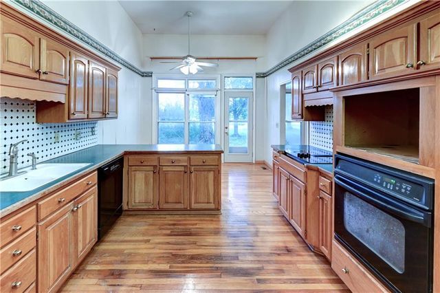 28385 Woodland Road, Paola, KS 66071