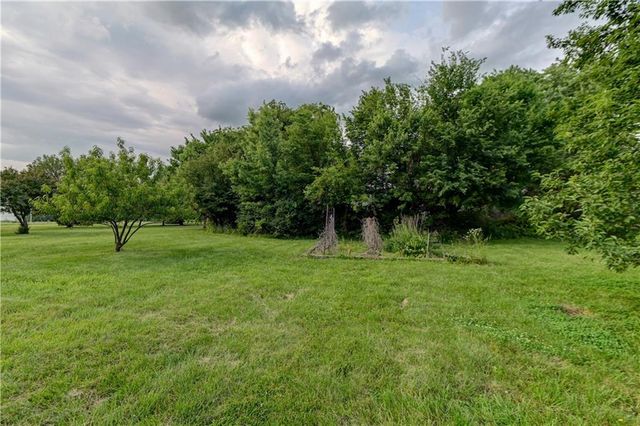 28385 Woodland Road, Paola, KS 66071