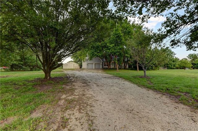 28385 Woodland Road, Paola, KS 66071