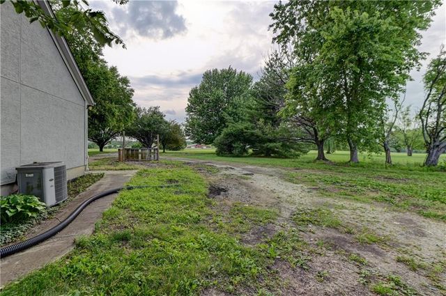 28385 Woodland Road, Paola, KS 66071
