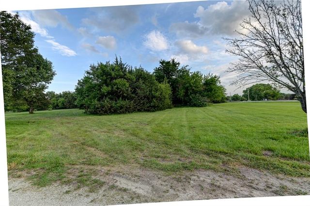 28385 Woodland Road, Paola, KS 66071