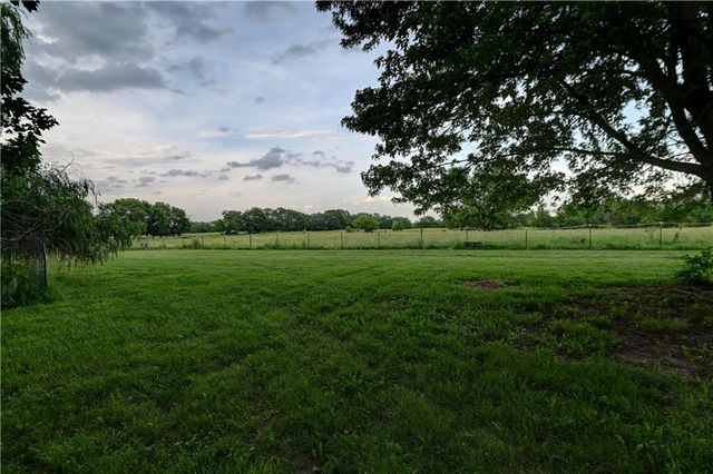 28385 Woodland Road, Paola, KS 66071