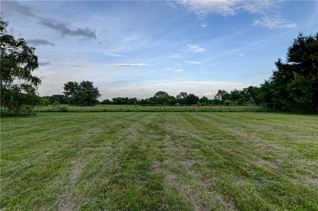 28385 Woodland Road, Paola, KS 66071