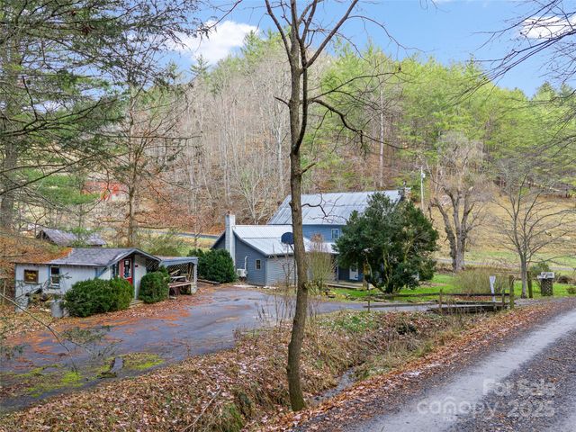 34 McCurry Road, Burnsville, NC 28714