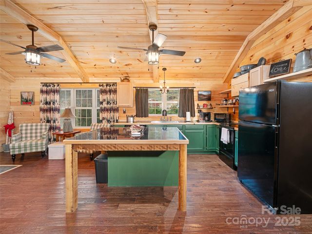 34 McCurry Road, Burnsville, NC 28714