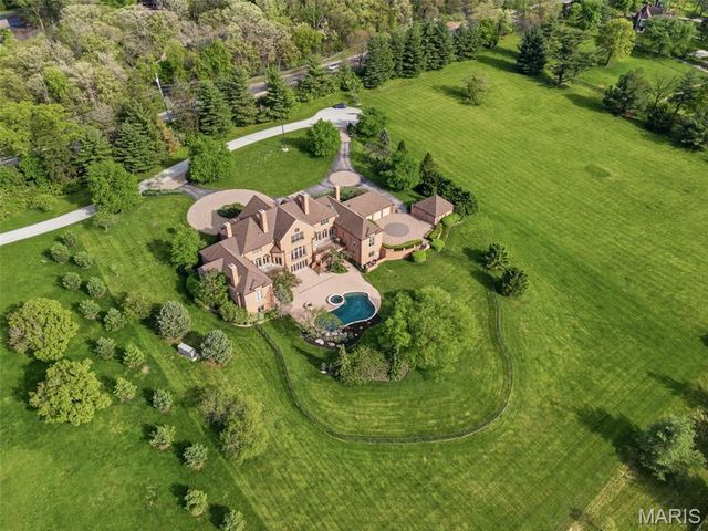 17 Bridle Ridge Lane, Huntleigh, MO 63131