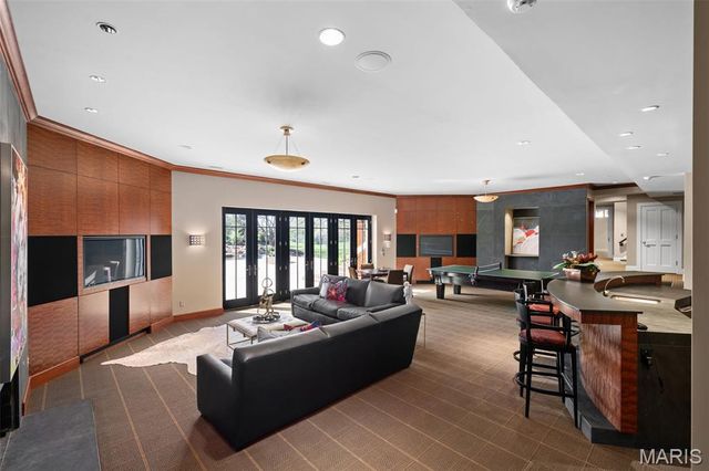 17 Bridle Ridge Lane, Huntleigh, MO 63131