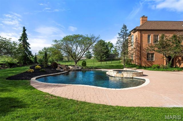 17 Bridle Ridge Lane, Huntleigh, MO 63131