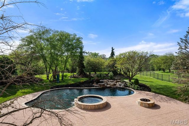 17 Bridle Ridge Lane, Huntleigh, MO 63131