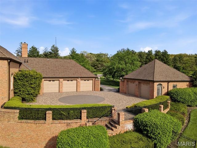 17 Bridle Ridge Lane, Huntleigh, MO 63131