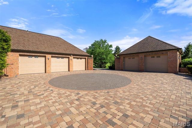 17 Bridle Ridge Lane, Huntleigh, MO 63131