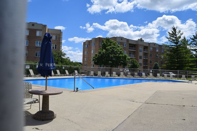 2222 S Stewart Avenue 1H, Lombard, IL 60148