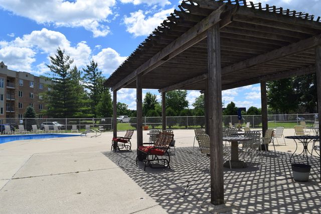 2222 S Stewart Avenue 1H, Lombard, IL 60148