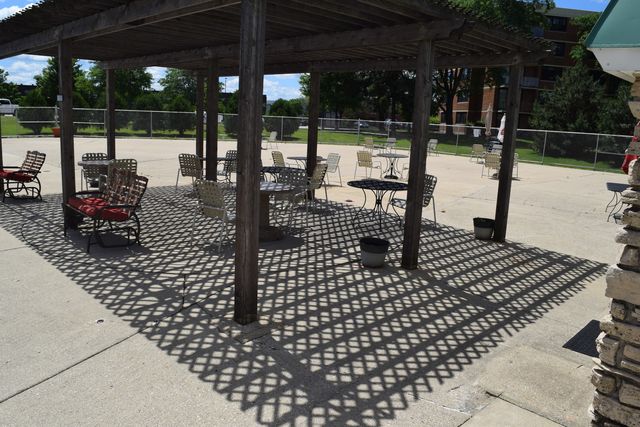 2222 S Stewart Avenue 1H, Lombard, IL 60148