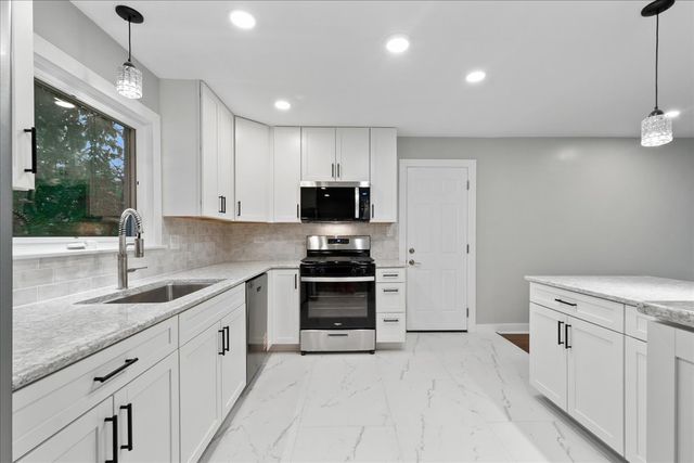 7087 N McAlpin Avenue, Chicago, IL 60646