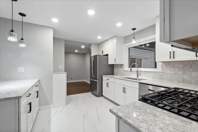 7087 N McAlpin Avenue, Chicago, IL 60646
