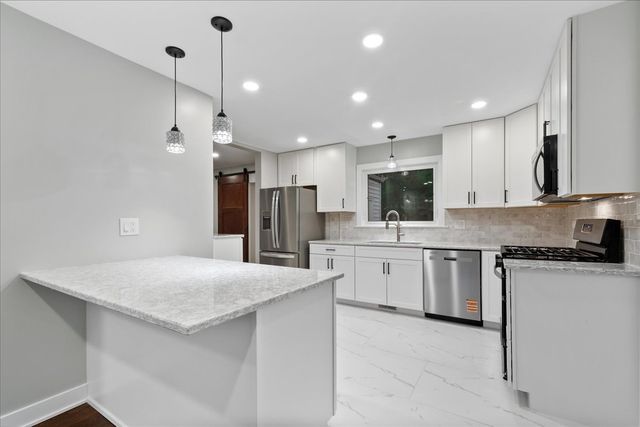 7087 N McAlpin Avenue, Chicago, IL 60646