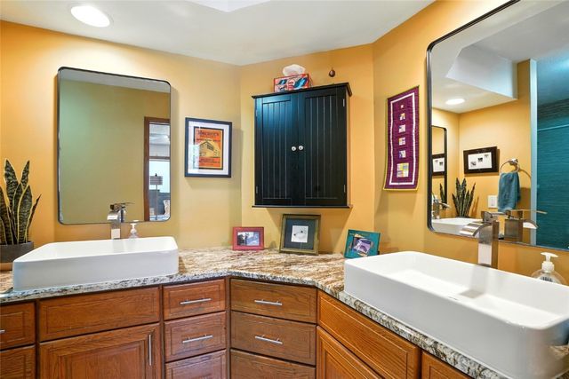 725 East Post Ct, Cedar Rapids, IA 52403